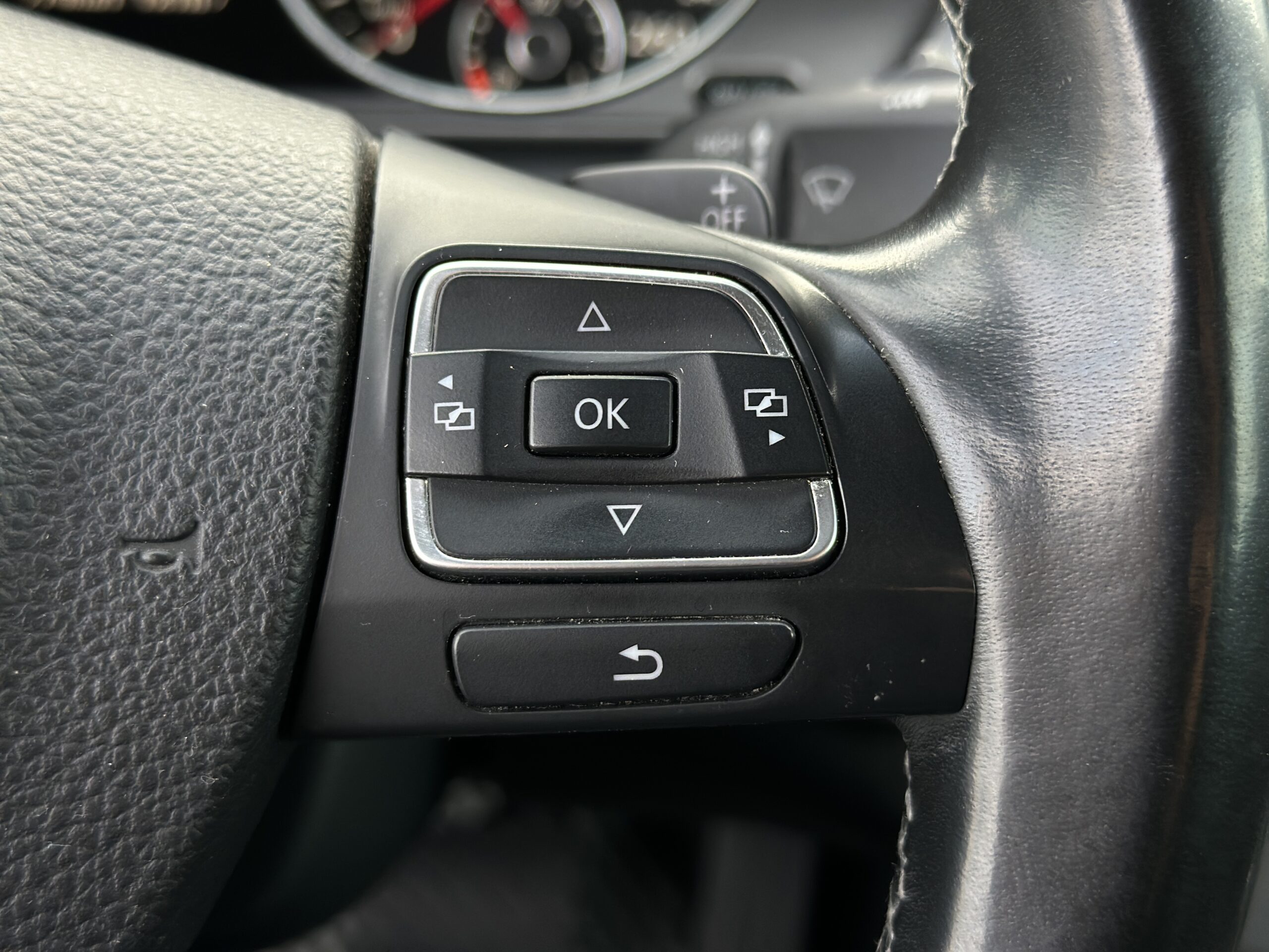 VOLKSWAGEN PASSAT 2014 року