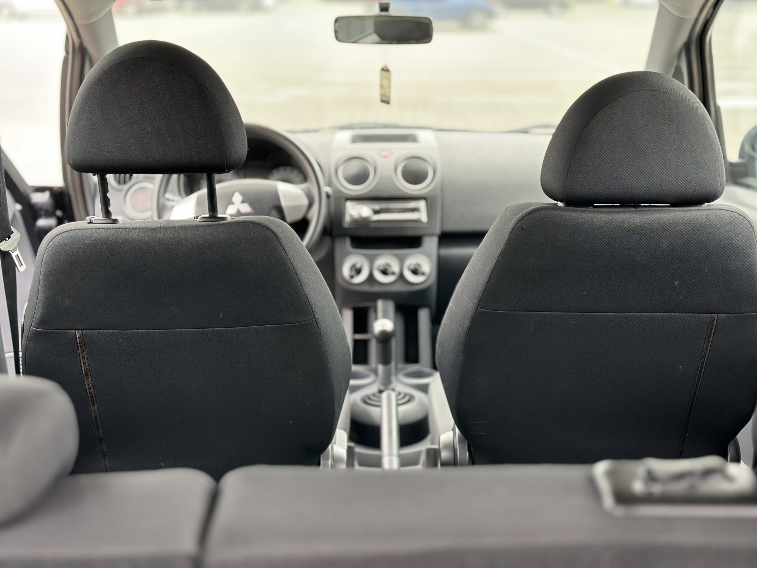 MITSUBISHI COLT 2009 року