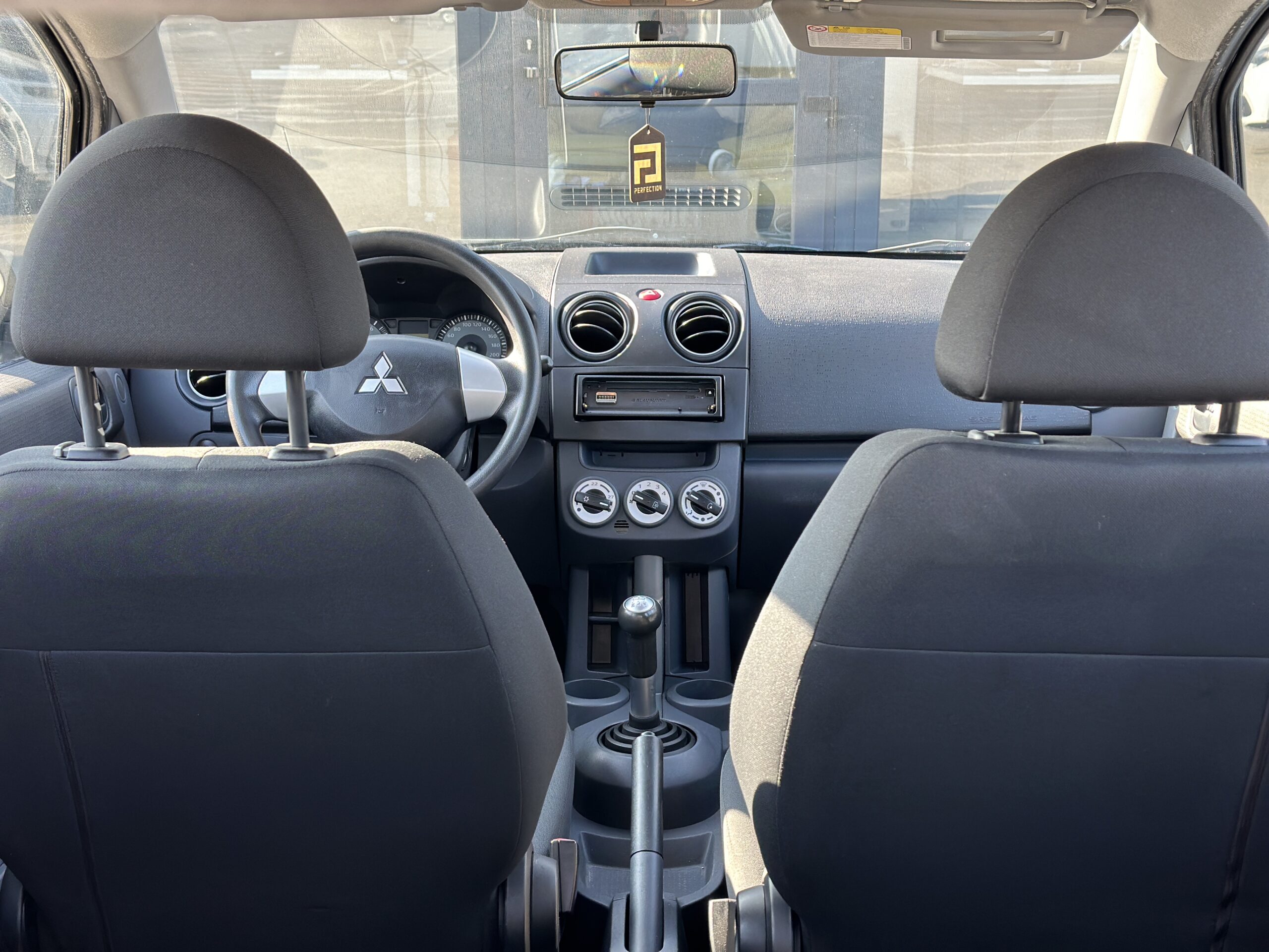 MITSUBISHI COLT 2009 року