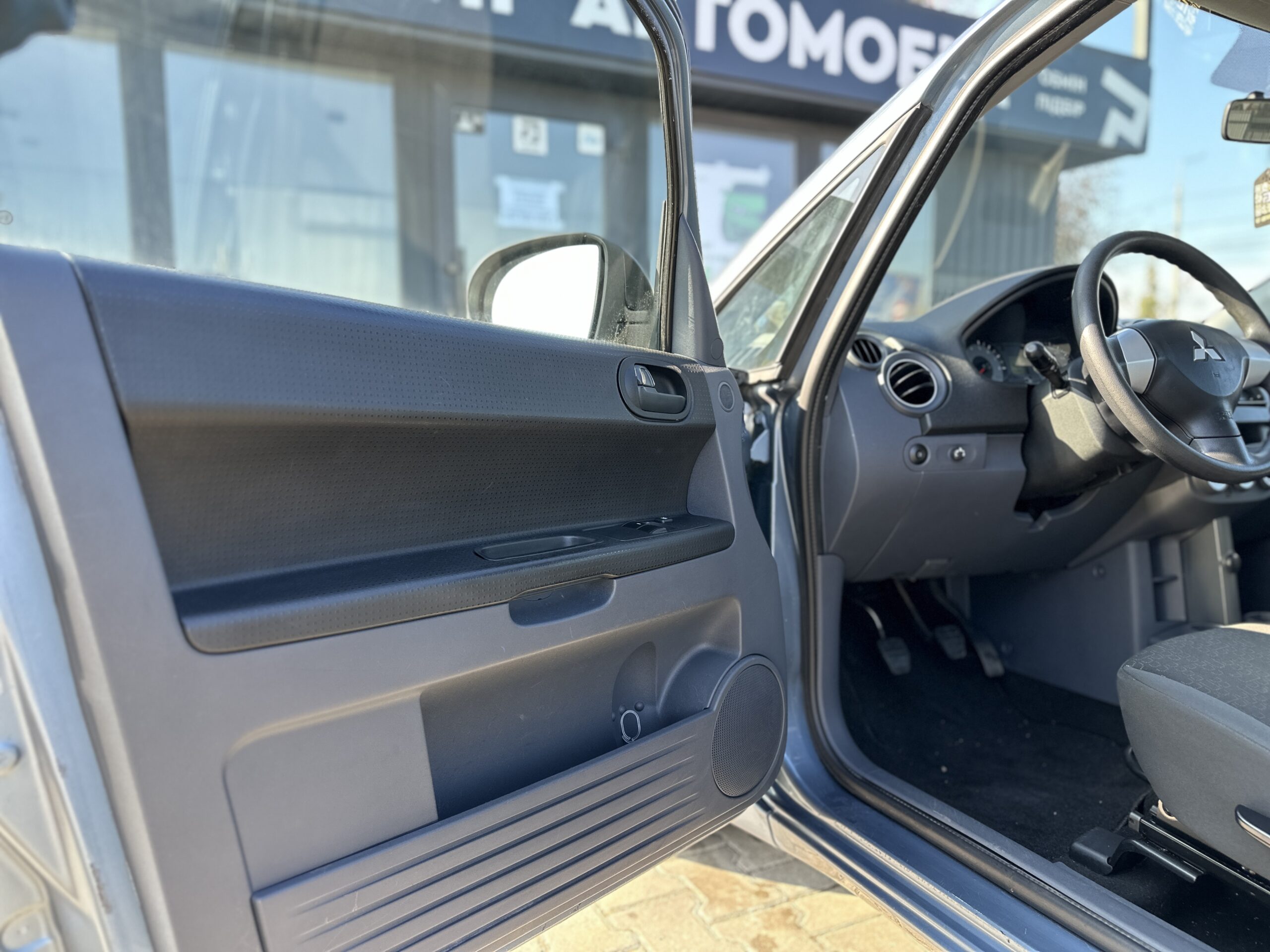 MITSUBISHI COLT 2009 року