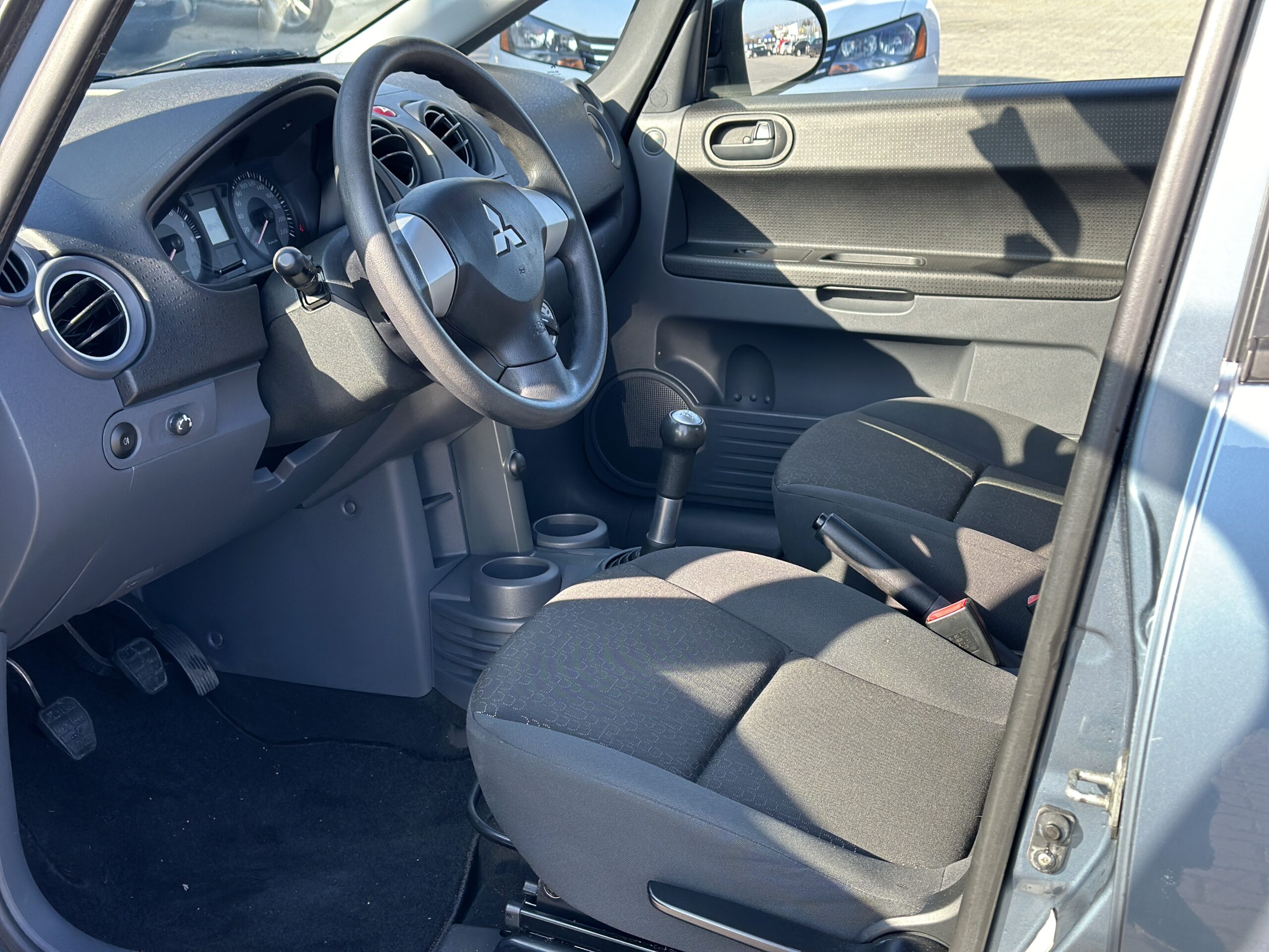 MITSUBISHI COLT 2009 року